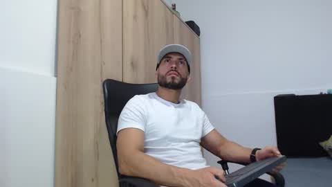 Snapshot of walter_brownn01 chatting on October 30, 2:51 pm WALTER BROWN  online show from October 30, 2:51 pm