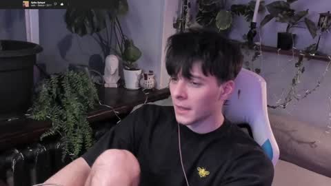 Gus online show from December 18, 6:25 pm