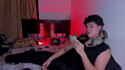 whos_he online show from April 1, 1:51 am