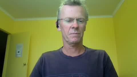 Snapshot of whynotfly1 chatting on December 19, 9:18 am whynotfly1 online show from December 19, 9:18 am