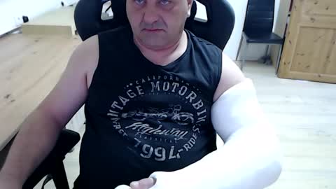 yoschi1976 online show from April 3, 6:21 am