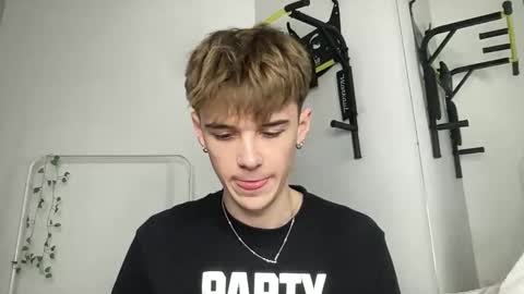 yoursweetyguy online show from December 15, 3:20 pm