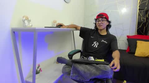     online show from November 28, 9:49 pm