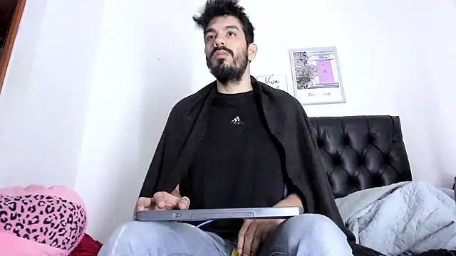 JohanyLatino online show from December 17, 10:55 am