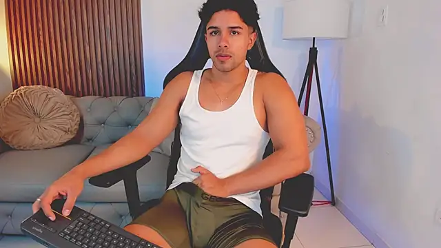 Snapshot of liam_collins21 chatting on October 20, 11:58 am liam collins21 online show from October 20, 11:58 am