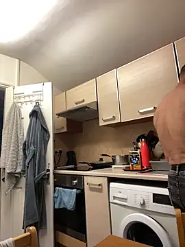 Snapshot of Yourhotboy_42 chatting on October 9, 5:40 pm Yourhotboy 42 online show from October 9, 5:40 pm