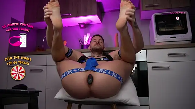 Snapshot of kennethwade chatting on December 6, 8:40 pm kennethwade online show from December 6, 8:40 pm