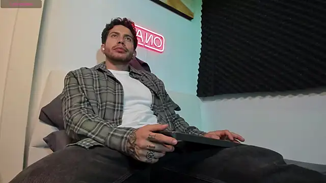 LucianSinclair online show from November 24, 3:18 am