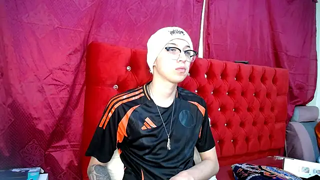 Snapshot of _Thomas_hot_ chatting on March 22, 2:27 am Thomas hot online show from March 22, 2:27 am