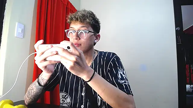 Snapshot of _Thomas_hot_ chatting on January 30, 3:29 pm Thomas hot online show from January 30, 3:29 pm