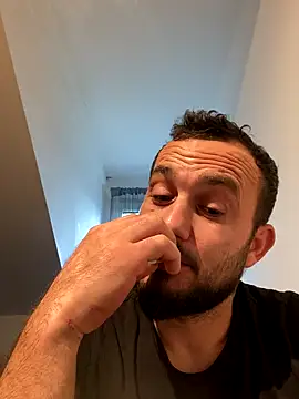 Snapshot of cosmin9000 chatting on October 19, 6:39 am cosmin9000 online show from October 19, 6:39 am