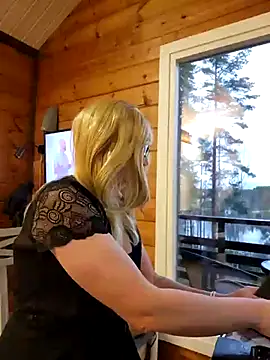 CD Lady Aino online show from December 4, 7:15 am