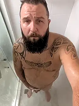 Snapshot of beardedbeasty86 chatting on October 20, 9:24 am beardedbeasty86 online show from October 20, 9:24 am