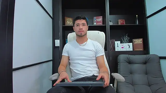 Snapshot of EdwardRoss_ chatting on December 7, 7:54 pm EdwardRoss online show from December 7, 7:54 pm