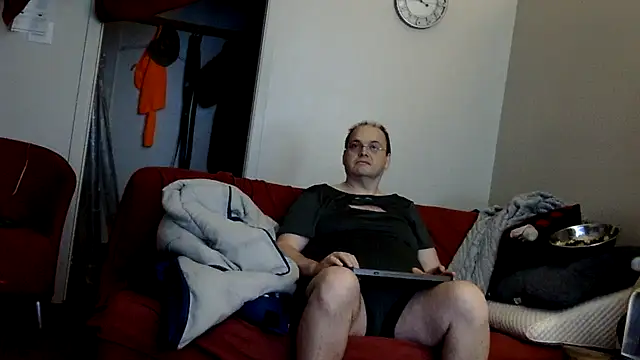 caressonnous online show from November 18, 4:49 am