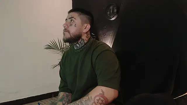 Snapshot of Ash_gusbig chatting on March 5, 3:52 am Ash gusbig online show from March 5, 3:52 am