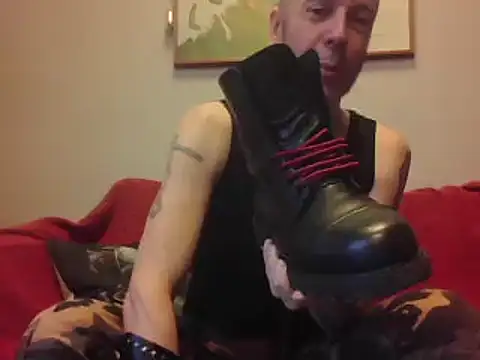 Snapshot of SHARPSkinhead chatting on January 19, 9:11 am SHARPSkinhead online show from January 19, 9:11 am