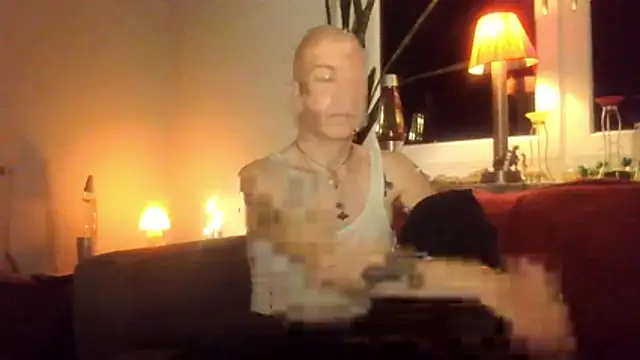 Snapshot of SHARPSkinhead chatting on October 24, 10:33 pm SHARPSkinhead online show from October 24, 10:33 pm