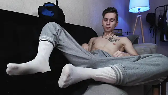 Joseph  Quinn online show from November 16, 8:05 am