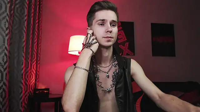 Joseph  Quinn online show from October 29, 2:20 pm