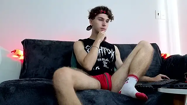 Joseph  Quinn online show from April 1, 5:09 am