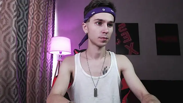 Joseph  Quinn online show from October 25, 6:26 am