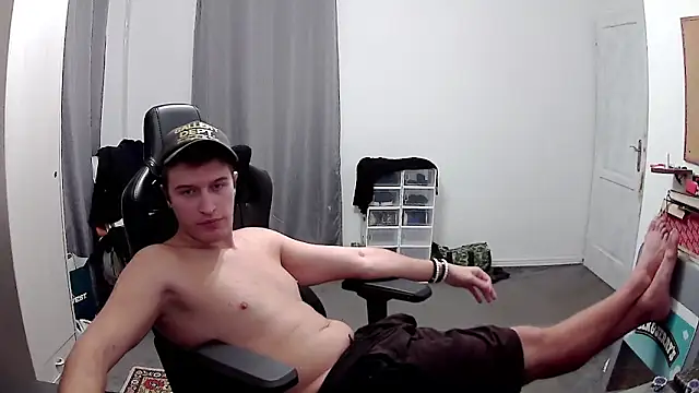 Snapshot of PKrisztian chatting on October 19, 10:13 pm PKrisztian online show from October 19, 10:13 pm