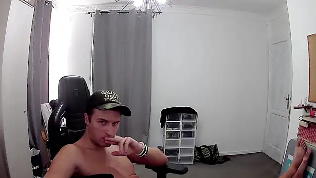 Snapshot of PKrisztian chatting on September 29, 6:37 pm PKrisztian online show from September 29, 6:37 pm