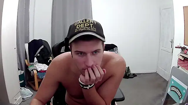 Snapshot of PKrisztian chatting on October 6, 7:29 pm PKrisztian online show from October 6, 7:29 pm