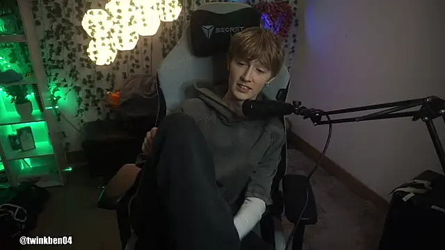 Snapshot of twinkben chatting on October 2, 8:57 pm twinkben online show from October 2, 8:57 pm