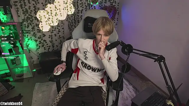 Snapshot of twinkben chatting on October 15, 7:54 pm twinkben online show from October 15, 7:54 pm