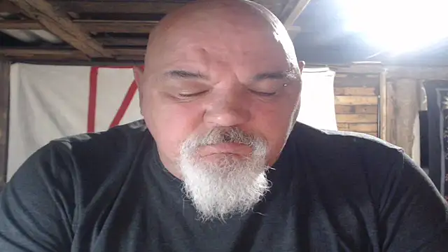 Newfiesausage1972 online show from April 16, 9:42 am