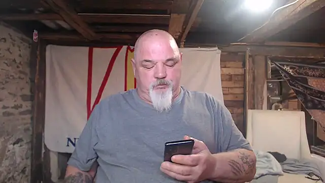 Newfiesausage1972 online show from March 4, 1:29 pm