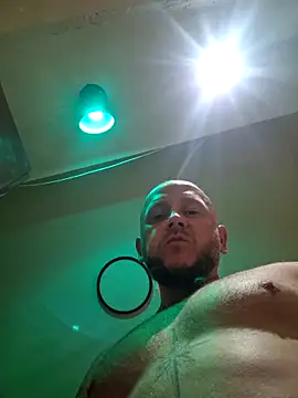 Snapshot of RomWoolf chatting on December 12, 11:47 pm RomWoolf online show from December 12, 11:47 pm