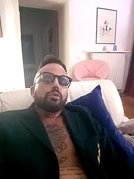 Snapshot of mistermaseratidick chatting on October 25, 3:19 am mistermaseratidick online show from October 25, 3:19 am