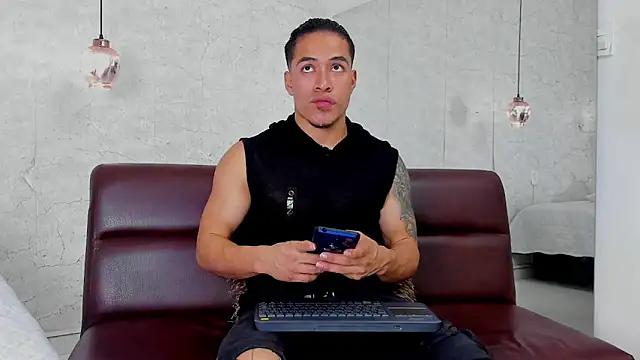 Snapshot of Bryson_Collins_ chatting on December 14, 11:01 pm Bryson Collins online show from December 14, 11:01 pm