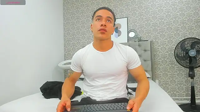 Snapshot of Bryson_Collins_ chatting on October 15, 11:23 pm Bryson Collins online show from October 15, 11:23 pm