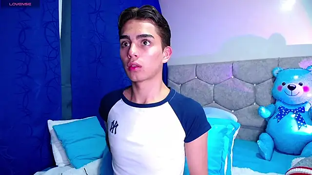 Snapshot of OwenBluee chatting on February 5, 6:24 am OwenBluee online show from February 5, 6:24 am