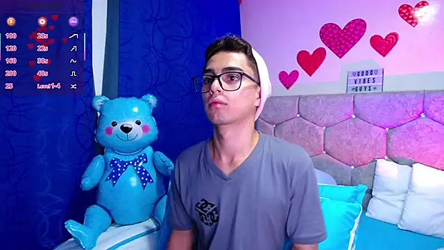 Snapshot of OwenBluee chatting on February 21, 12:16 am OwenBluee online show from February 21, 12:16 am