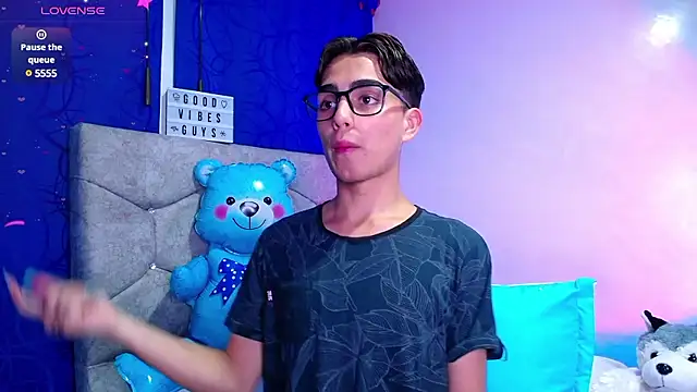 Snapshot of OwenBluee chatting on December 3, 5:52 am OwenBluee online show from December 3, 5:52 am