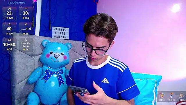 Snapshot of OwenBluee chatting on January 24, 5:21 am OwenBluee online show from January 24, 5:21 am