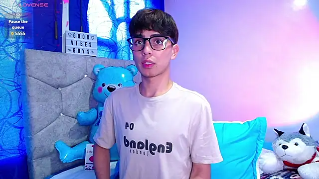 Snapshot of OwenBluee chatting on December 4, 8:51 pm OwenBluee online show from December 4, 8:51 pm