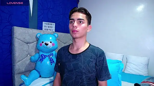 Snapshot of OwenBluee chatting on March 4, 5:32 am OwenBluee online show from March 4, 5:32 am