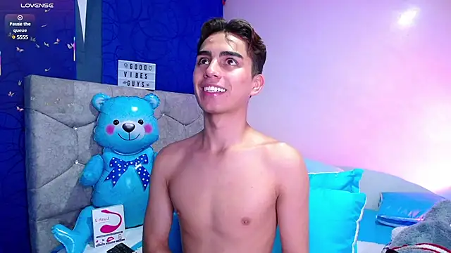 Snapshot of OwenBluee chatting on March 3, 6:56 am OwenBluee online show from March 3, 6:56 am