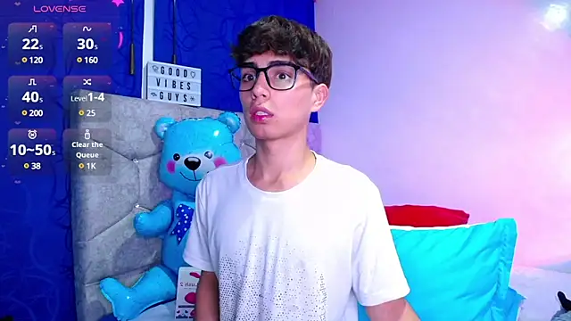 Snapshot of OwenBluee chatting on December 7, 7:38 am OwenBluee online show from December 7, 7:38 am