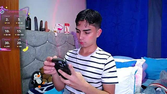 Snapshot of OwenBluee chatting on September 9, 5:18 am OwenBluee online show from September 9, 5:18 am
