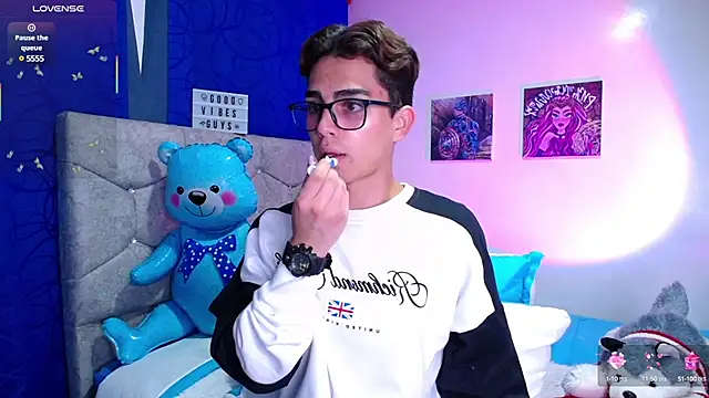 Snapshot of OwenBluee chatting on March 14, 8:38 pm OwenBluee online show from March 14, 8:38 pm