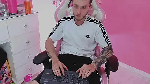 Dylanwhite23  online show from April 16, 2:00 am