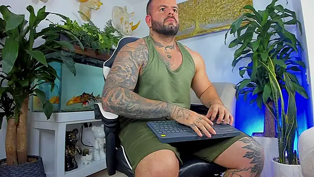 Johnnygrayson1 online show from April 18, 11:26 pm