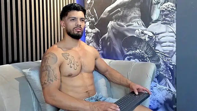 DannSaenz online show from December 17, 11:49 pm